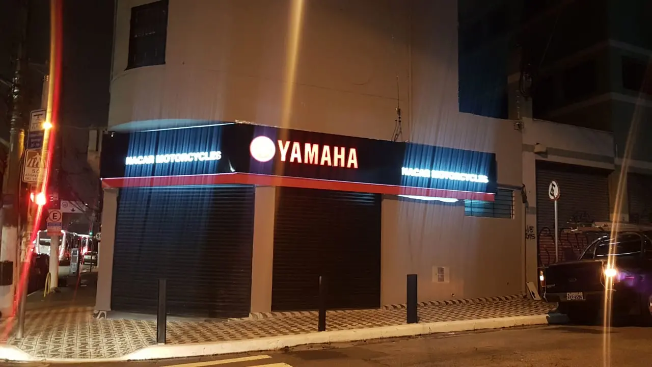 Fachada em ACM luminosa da YAMAHA
