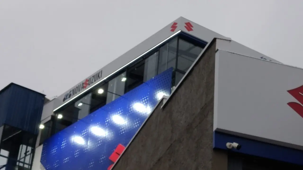 Fachada comercial moderna da Suzuki