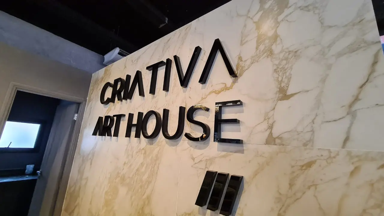 fachada de Letreiro da Creativa Art House