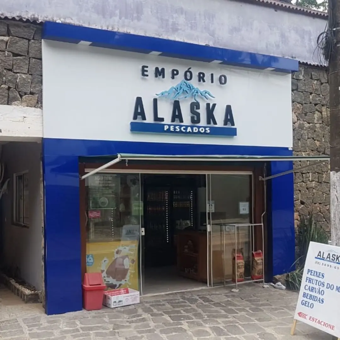 Letreiro personalizado: Fachada em revestimento ACM, com letras caixa com iluminação em LEDs.
