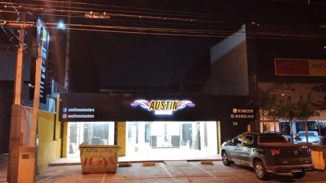 Letreiro personalizado: Fachada em revestimento com letras caixa e iluminação em LEDs