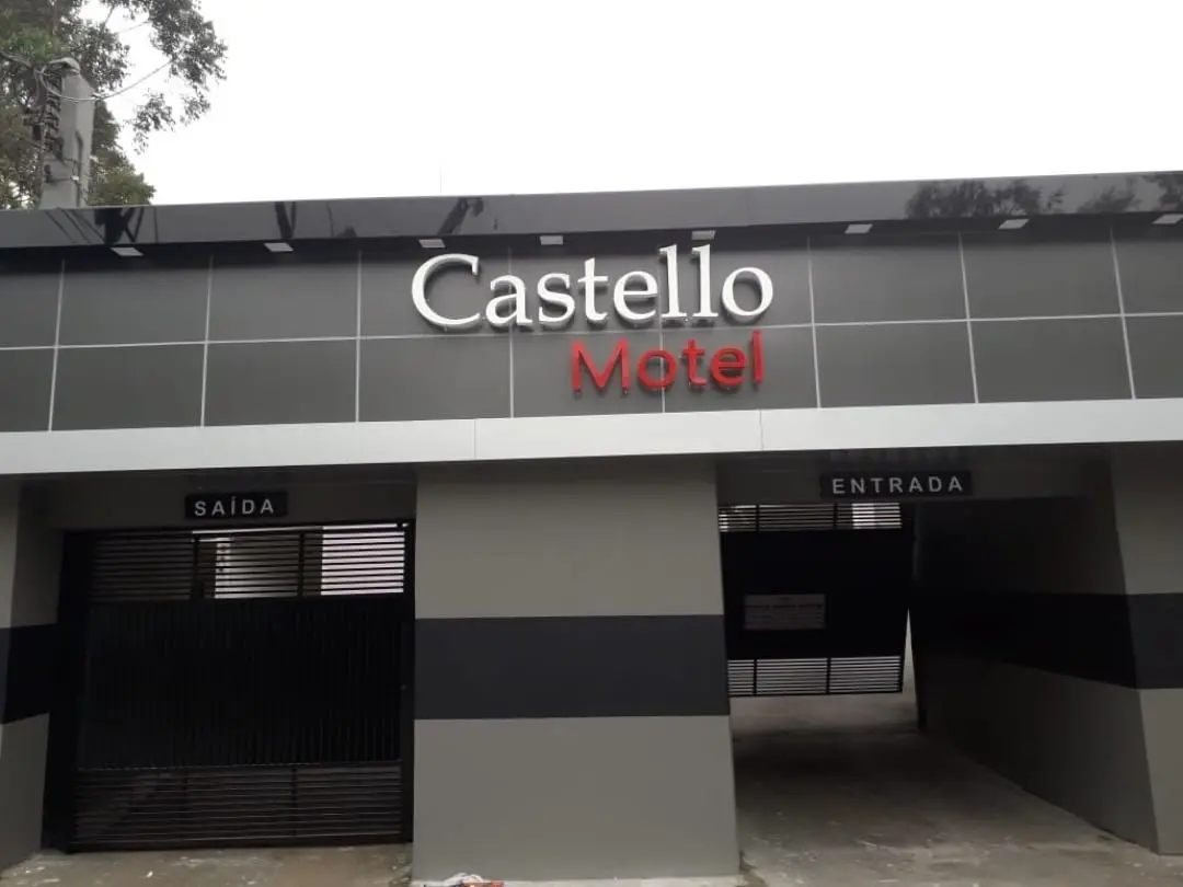 Fachada em revestimento acm e letras caixa com iluminação.