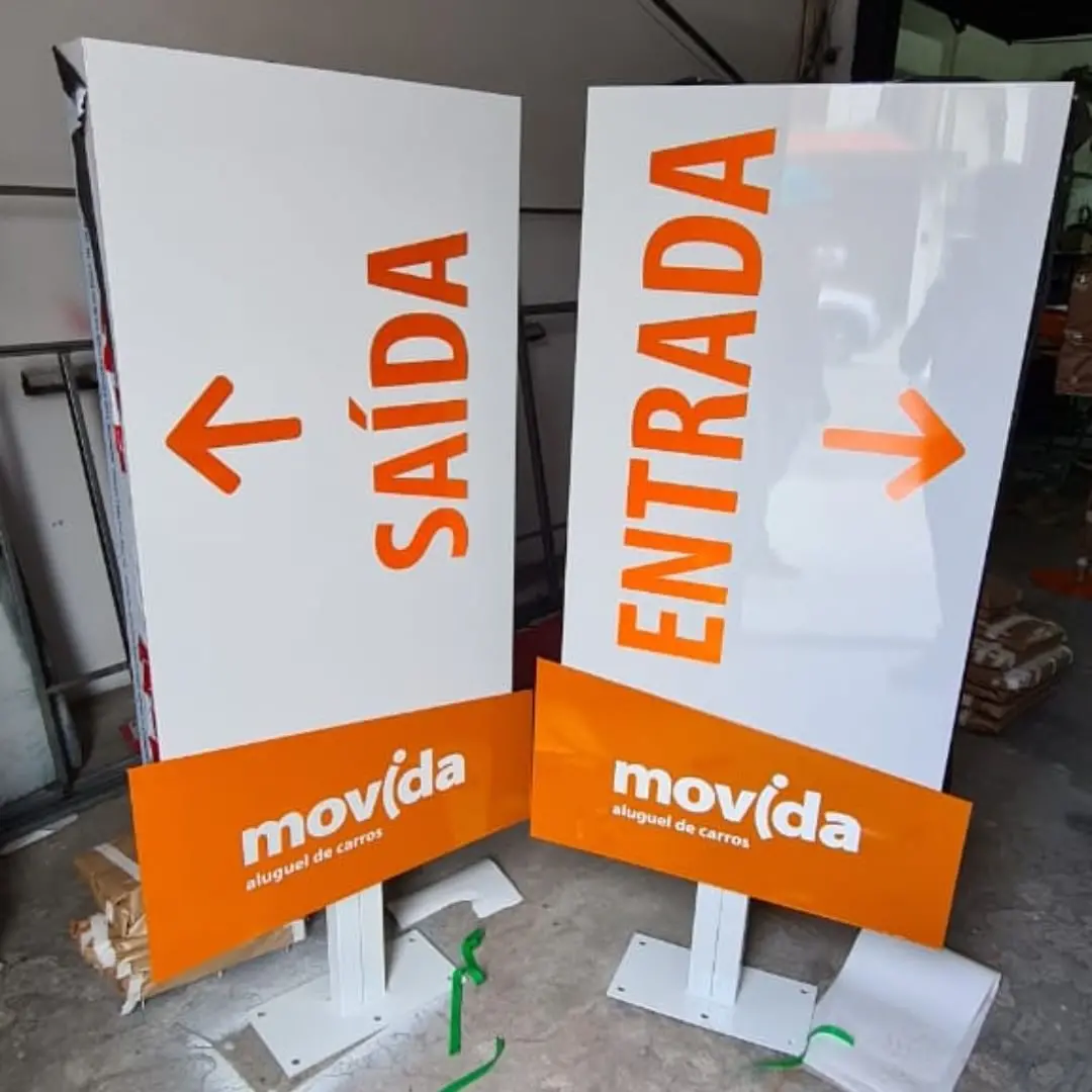 Totem em acm com letras adesivadas
