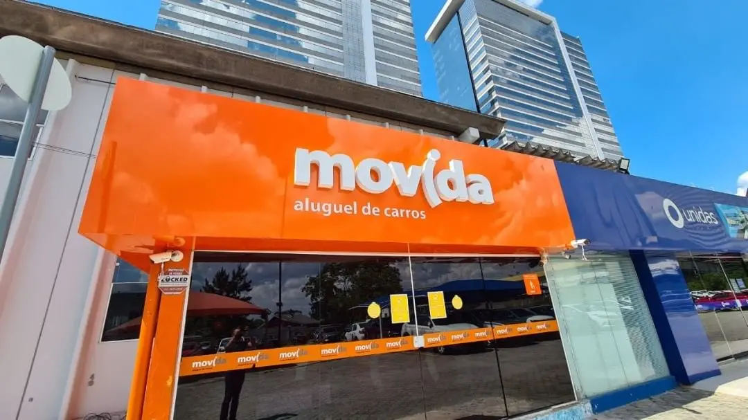Letreiro personalizado: Fachada em revestimento ACM, com letras caixa